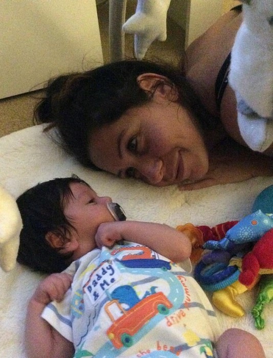 Sara Morris y su bebé Oscar