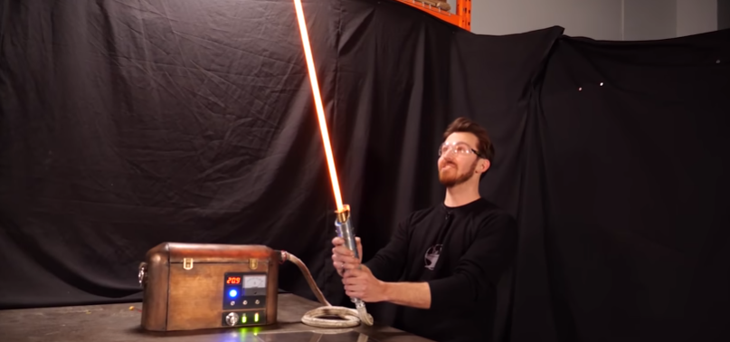 Inventor creó un sable de luz igual a los de Star Wars y capaz de cortar objetos