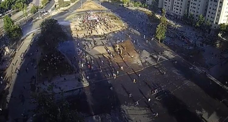 Nuevos incidentes marcan jornada de movilizaciones en Plaza Baquedano