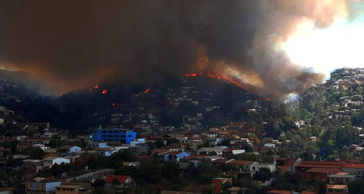 Los dramáticos registros de incendio forestal en sector Rocuant de Valparaíso