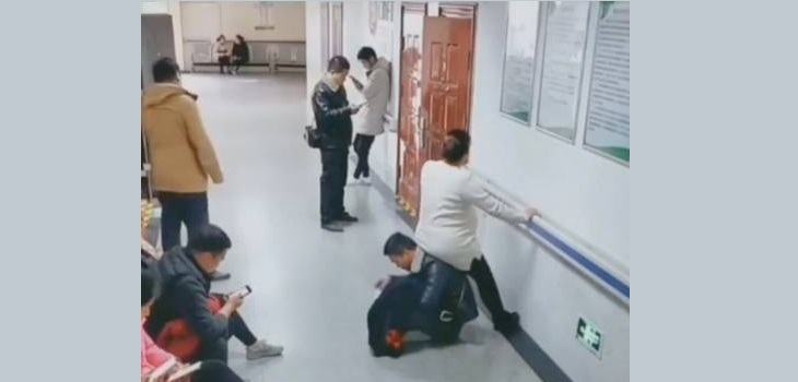 Un hombre hace de 'silla' a su mujer embarazada al ver que nadie le cede su asiento en un hospital de China