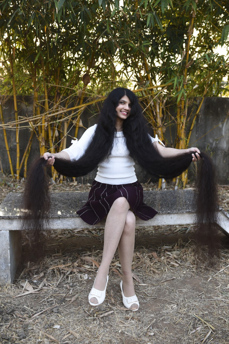 Adolescente india ostenta el récord de la cabellera más larga del mundo