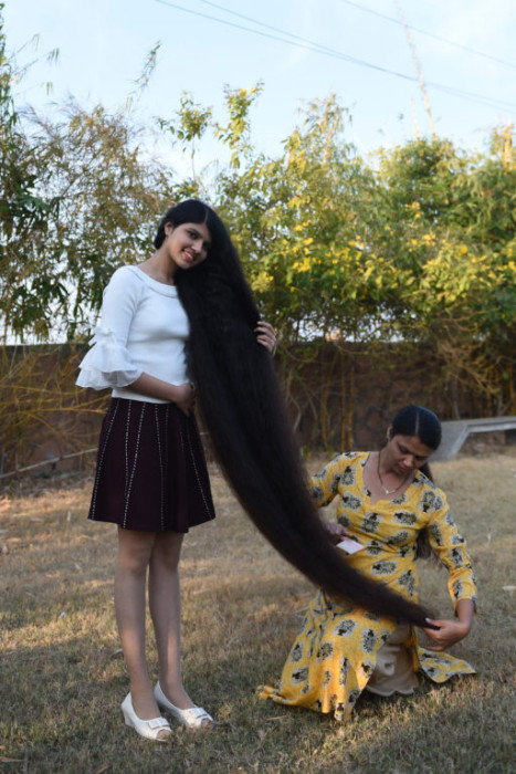 Adolescente india ostenta el récord de la cabellera más larga del mundo
