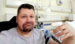 Steven MacDonald pasó cinco días en el hospital después de una cirugía de emergencia
