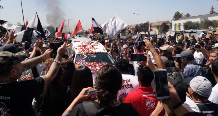 Cientos de personas asisten a funeral de hincha albo que murió atropellado por camión de Carabineros