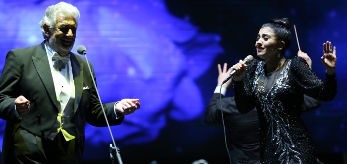 Mon Laferte drástica con Plácido Domingo: 