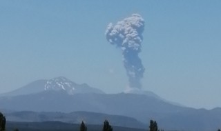 Captan el impactante momento en que se ve pulso eruptivo del volcán Nevados de Chillán