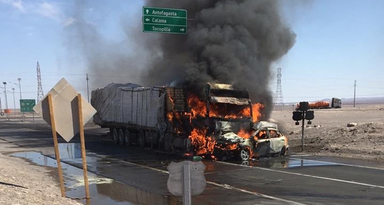 Violento accidente se registra entre camión y otro vehículo en Ruta 5 Norte: confirman 4 fallecidos
