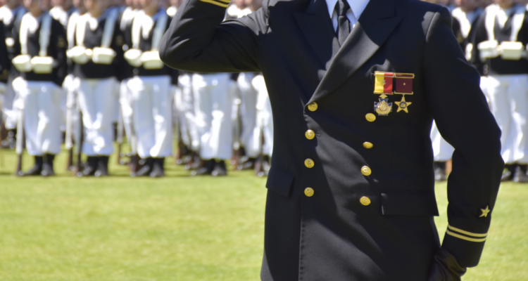 Suprema ordena reintegrar a teniente de la Armada expulsado por relación con esposa de un camarada