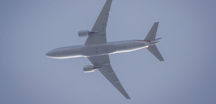 Explican por qué un avión comercial sobrevoló el centro de Santiago a baja altura