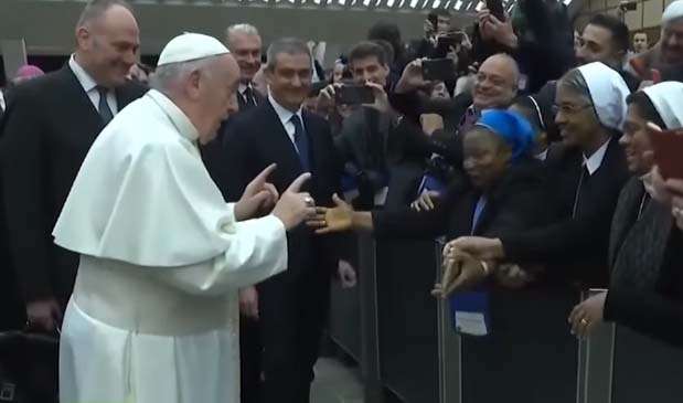La curiosa broma del Papa Francisco a una monja: 