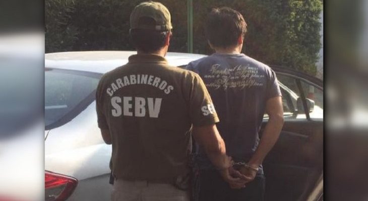 Hombre es acusado de violar reiteradamente a su hermana de 14 años: lo detuvieron en Santiago Centro