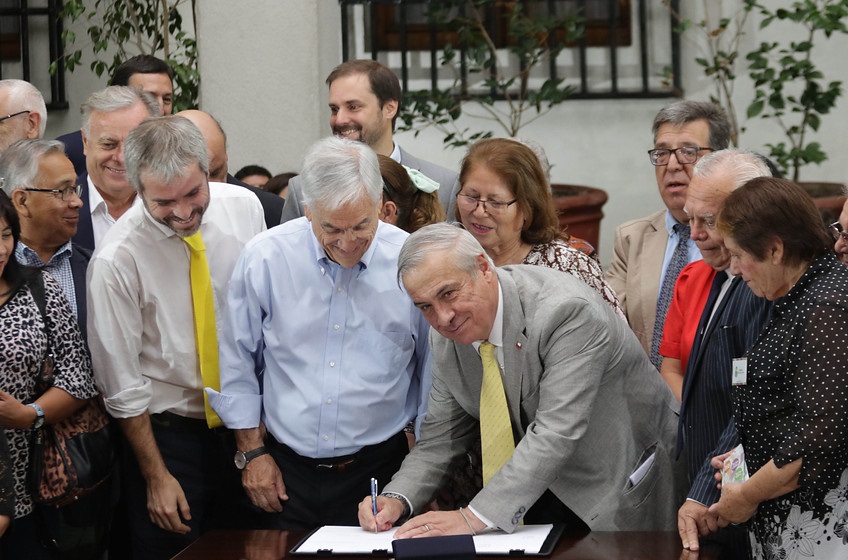 Piñera firma reforma a Fonasa