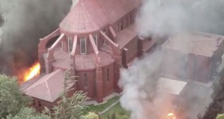 Incendio afectó iglesia de Carabineros durante manifestaciones en inmediaciones de plaza Baquedano