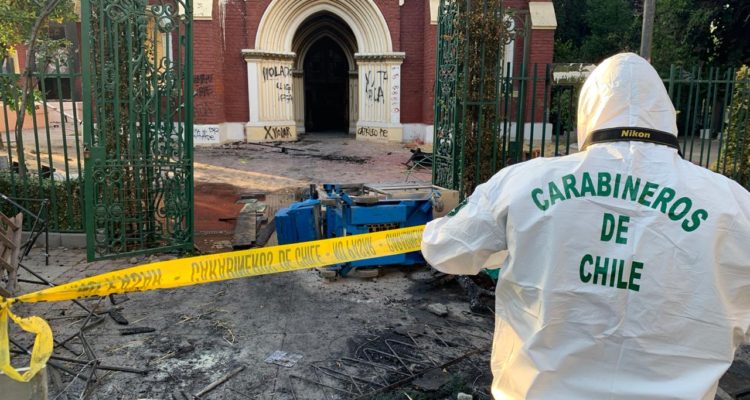 Carabineros detiene a sospechoso de atacar e incendiar iglesia institucional durante manifestaciones