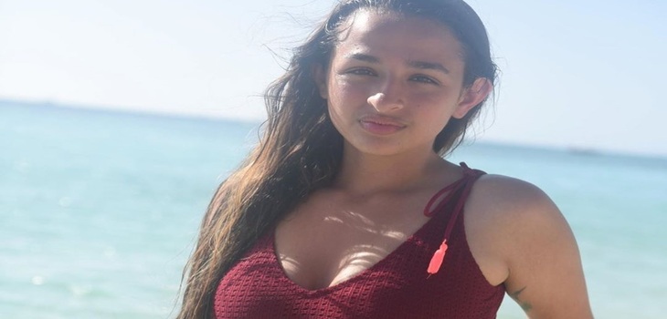 Activista trans dio potente mensaje tras reasignación de sexo: mostró cicatrices en sus piernas