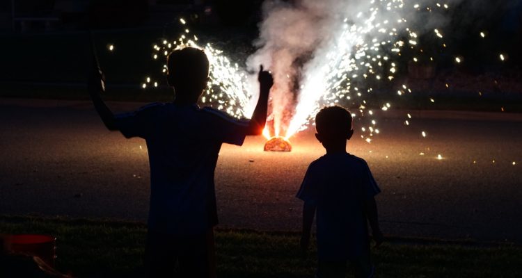 Niños quemados por fuegos artificiales