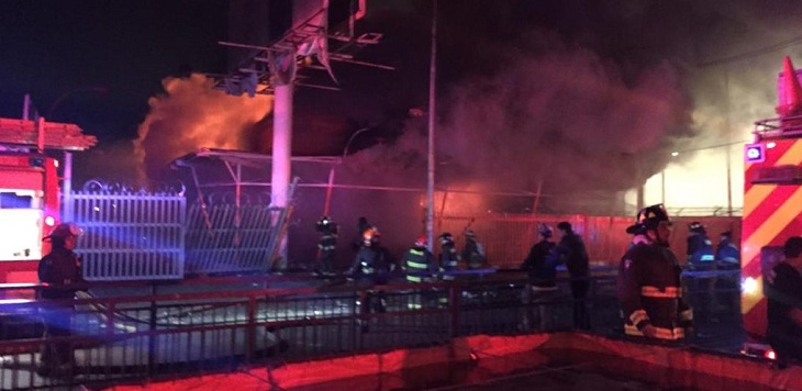 Una persona calcinada tras saqueo y 3 carabineros heridos dejó otra violenta madrugada en la capital