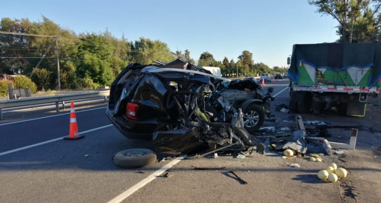 Una joven murió luego que auto se estrellara con camión estacionado en la berma en la Ruta 5 Sur