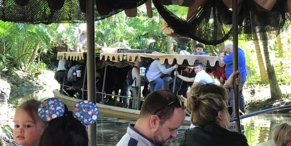 atracción acuática de Disney se hundió con decenas de pasajeros a bordo