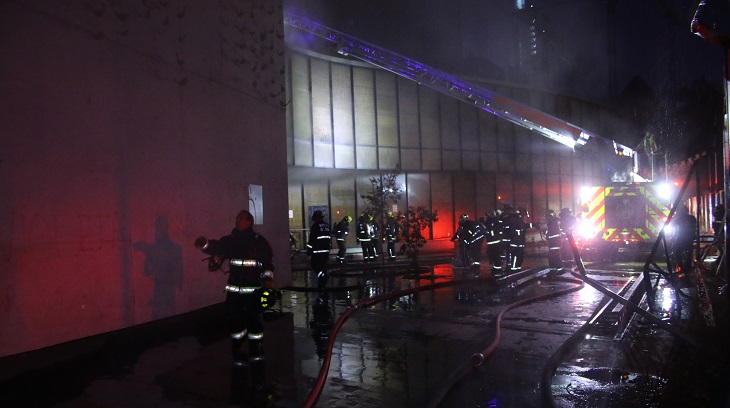 Incendio afectó a Museo Violeta Parra en medio de manifestaciones en Plaza Baquedano