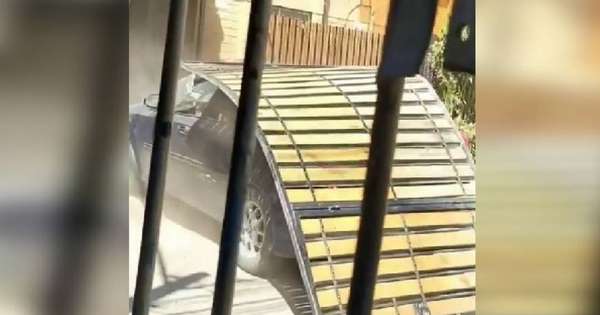 Video muestra a hombre destruyendo la casa de su expareja con un vehículo en Lampa