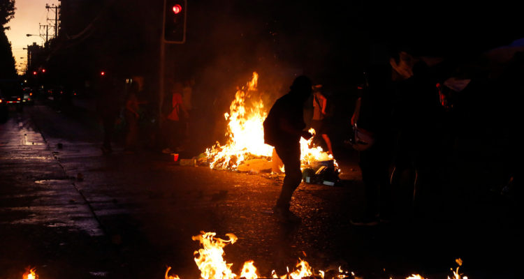 Se registran enfrentamientos en Puente Alto: dos estaciones del Metro debieron ser cerradas