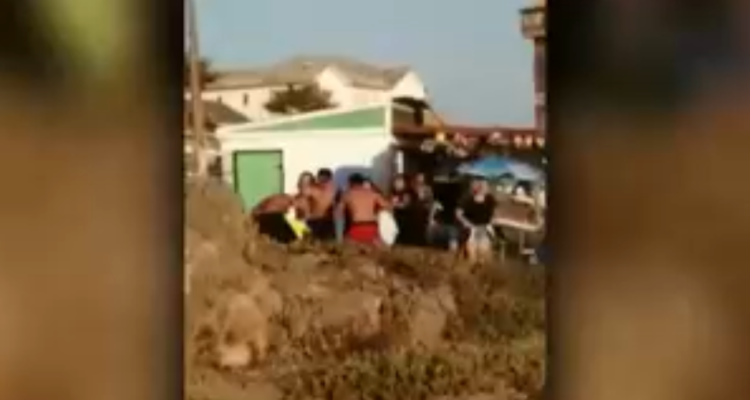 Salvavidas fue agredido por hombre que rescató en playa Las Cruces: bañistas lo defendieron