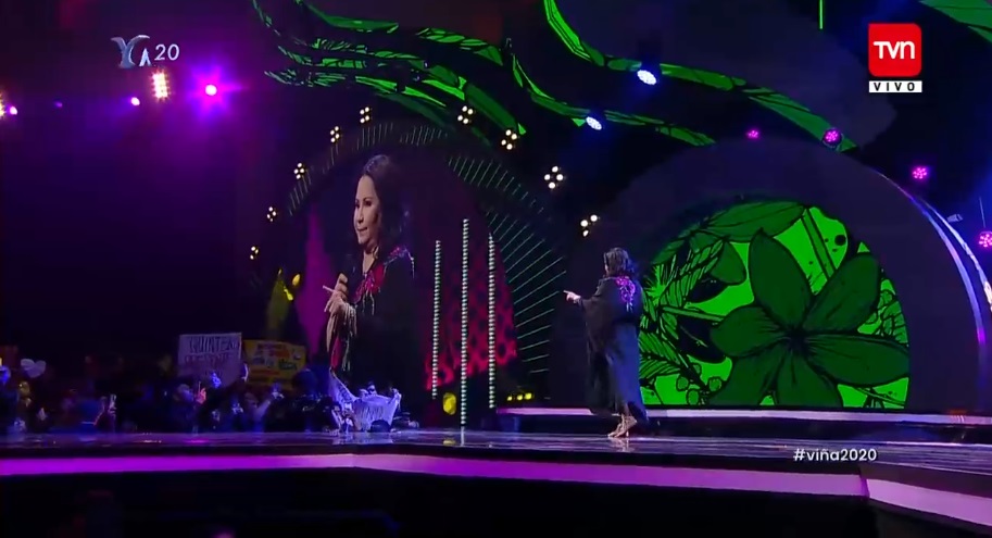 Ana Gabriel y letrero que no leyó