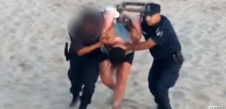 pareja enterro a su hija en playa para tener sexo