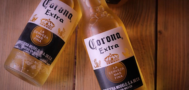Estudio: 38% de los estadounidenses evitan beber cerveza Corona por asociarla al coronavirus