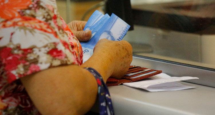 AFP Cuprum amplía pago de pensiones a domicilio para adultos mayores desde los 75 años