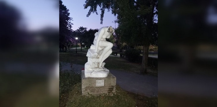 Encapuchados destruyen histórica escultura en la UdeC que rendía tributo a artista chilena