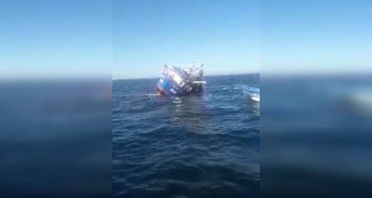 Video muestra momento en que lancha se vuelca en costas del Bío Bío