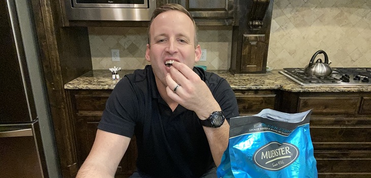 Empresario estadounidense demostró que su alimento de perro es el mejor: lo comió durante 30 días