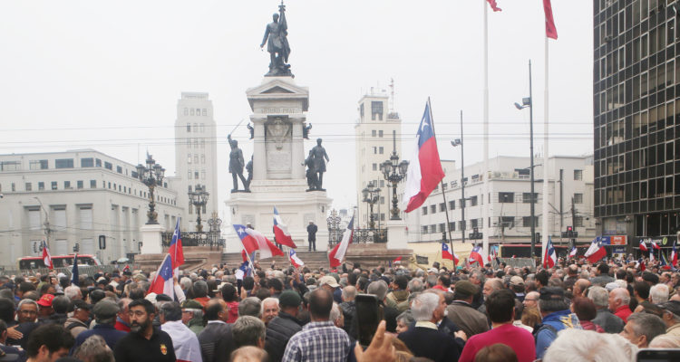 Captan enfrentamiento durante evento en rechazo a ataque contra monumento Héroes de Iquique