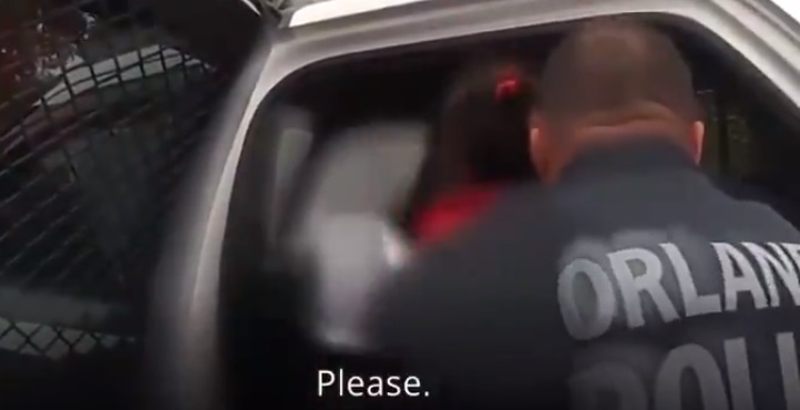 Indignante: policías detienen a niña de 6 años mientras ella pide perdón a gritos y llorando