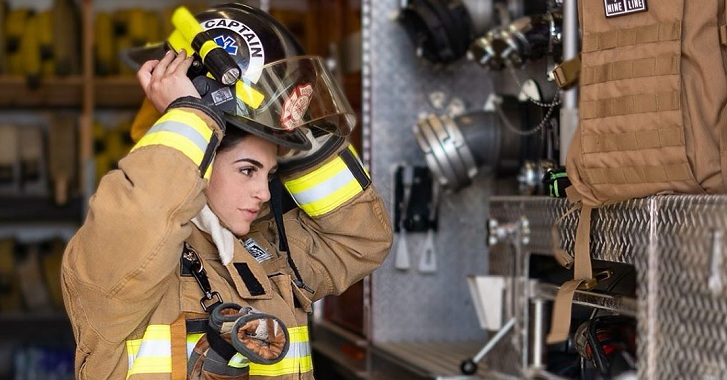 Bombera denunció a la institución luego que la despidieran por subir 'polémicas' fotos a sus redes