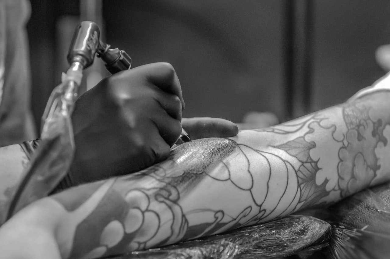 Sernac detectó hongos en tinta para tatuajes