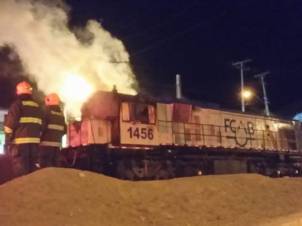Tren en movimiento fue apedreado e incendiado en Antofagasta: forzaron a dos trabajadores a bajarse