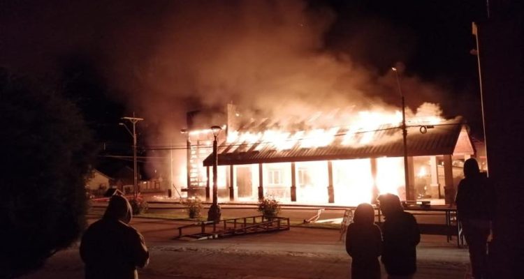 Impactantes imágenes: incendio destruye municipalidad de Futaleufú en la región de Los Lagos