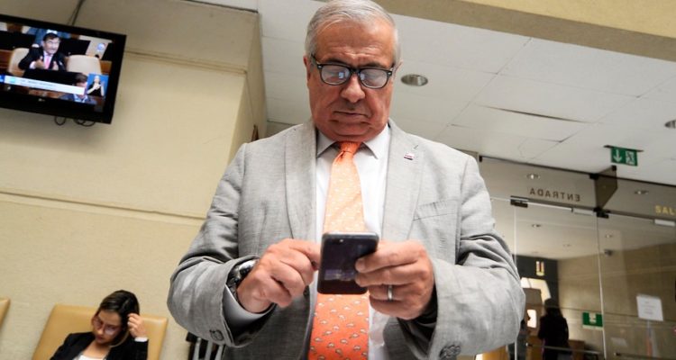 Ministro Mañalich se niega a cerrar colegios por coronavirus y genera polémica en Twitter