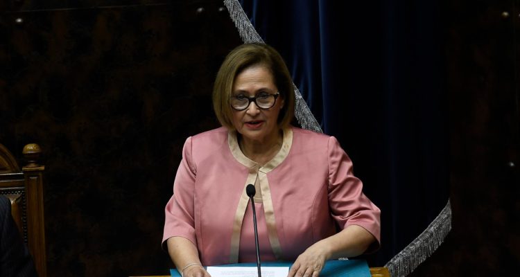 Adriana Muñoz asume como presidenta del Senado: es la segunda mujer en ocupar el cargo