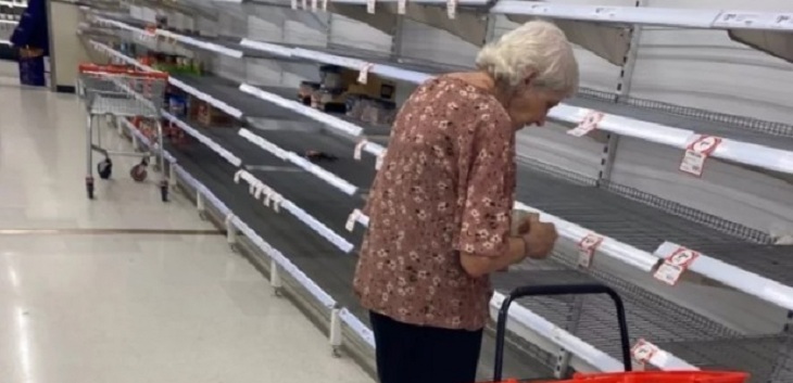 anciana llora supermercado