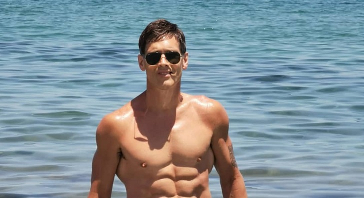 El increíble físico de un hombre de 56 años que es confundido como hermano de sus hijos