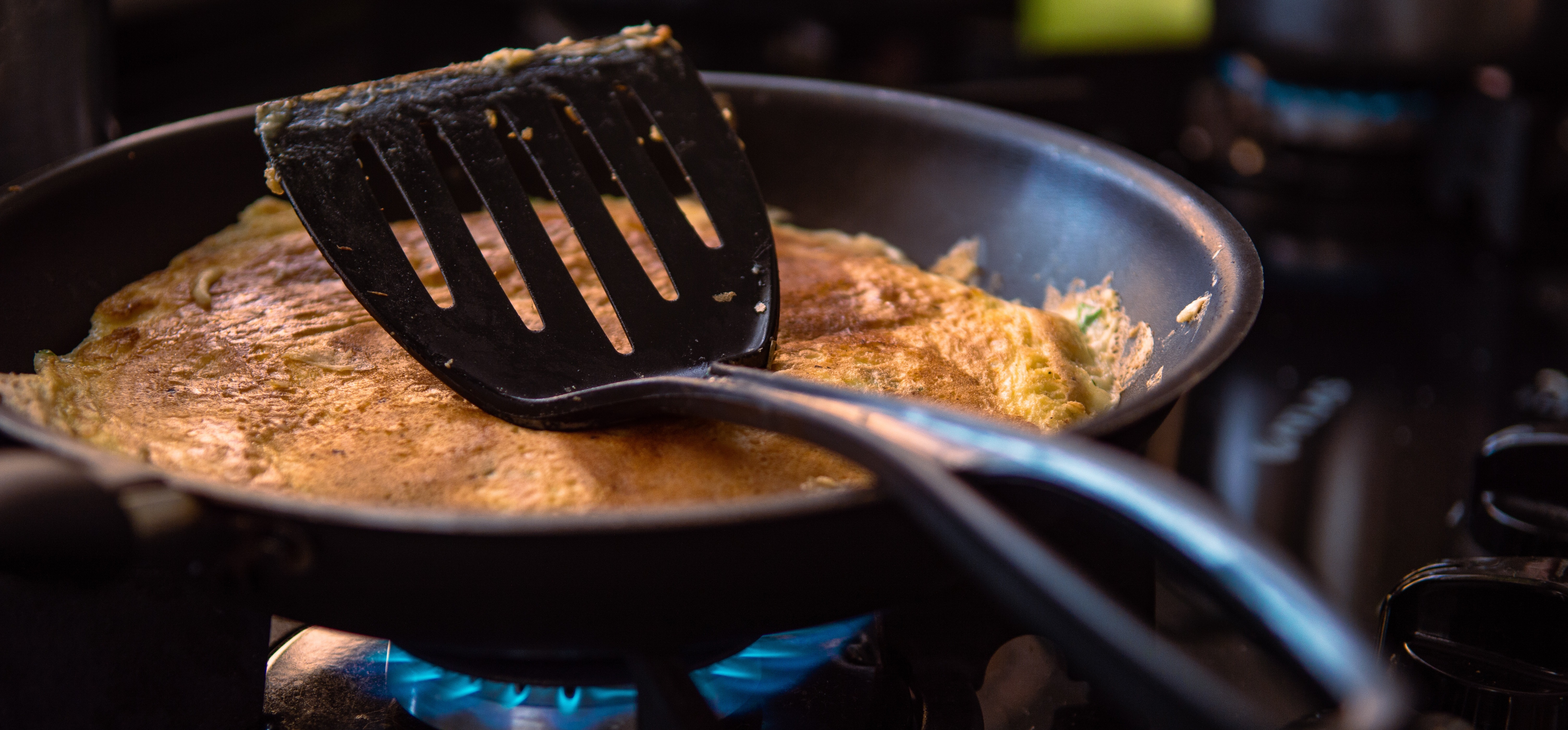 Olvídate de dejarlos remojando: el sencillo truco para lavar sartenes que ayuda al medioambiente