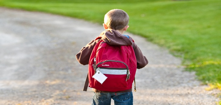 Niño con mochila, vuelta a clases