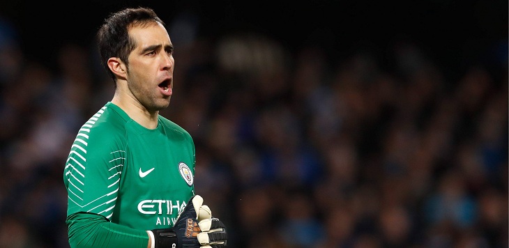 Claudio Bravo no seguiría en el Manchester City según prensa inglesa: tendría impensado destino