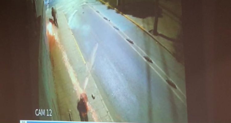 Captan a carabinero lanzando lacrimógena directo a nunca de peatón