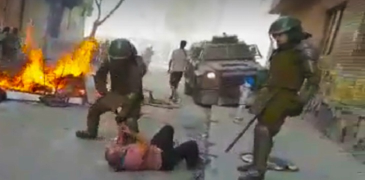 Captan agresión de Carabineros a hombre de la tercera de edad en inmediaciones de plaza Baquedano